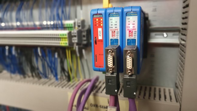 Zapojený ComBricks PROFIBUS repeater with oscilloscope for 1 PROFIBUS segment | FOXON & Anybus (HMS)