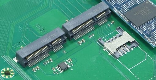 2x ranuras miniPCIe de tamaño completo con ranura para SIM para Wi-Fi / 4G